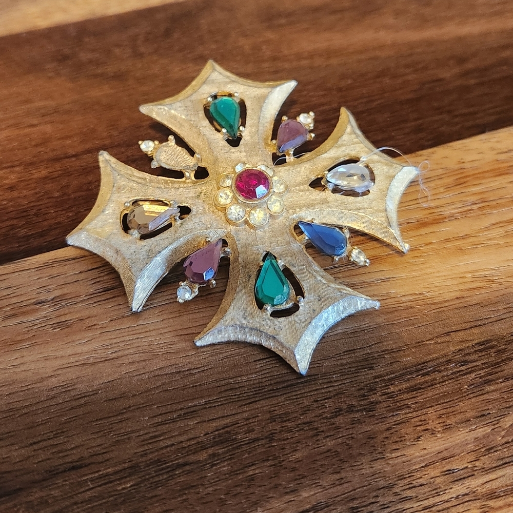 Vintage Gold Tone Cross Brooch Rhinestone Pin 1960s - Picture 3 of 6
